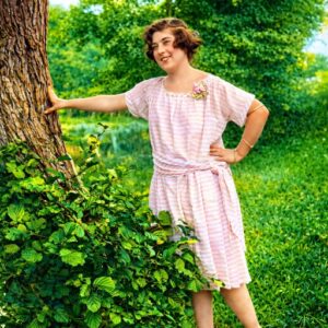 SLEČNA Z MINULOSTI V ŠATECH