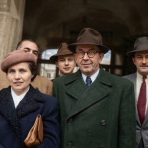 SKUPINOVÝ PORTRÉT PŘED BUDOVOU